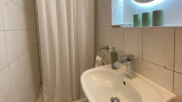 Dusche, Handtücher, Seife, Toilettenpapier
