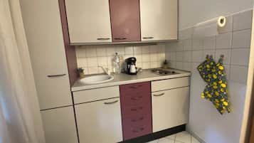 Kühlschrank, Herdplatte, Wasserkocher mit Kaffee-/Teezubehör