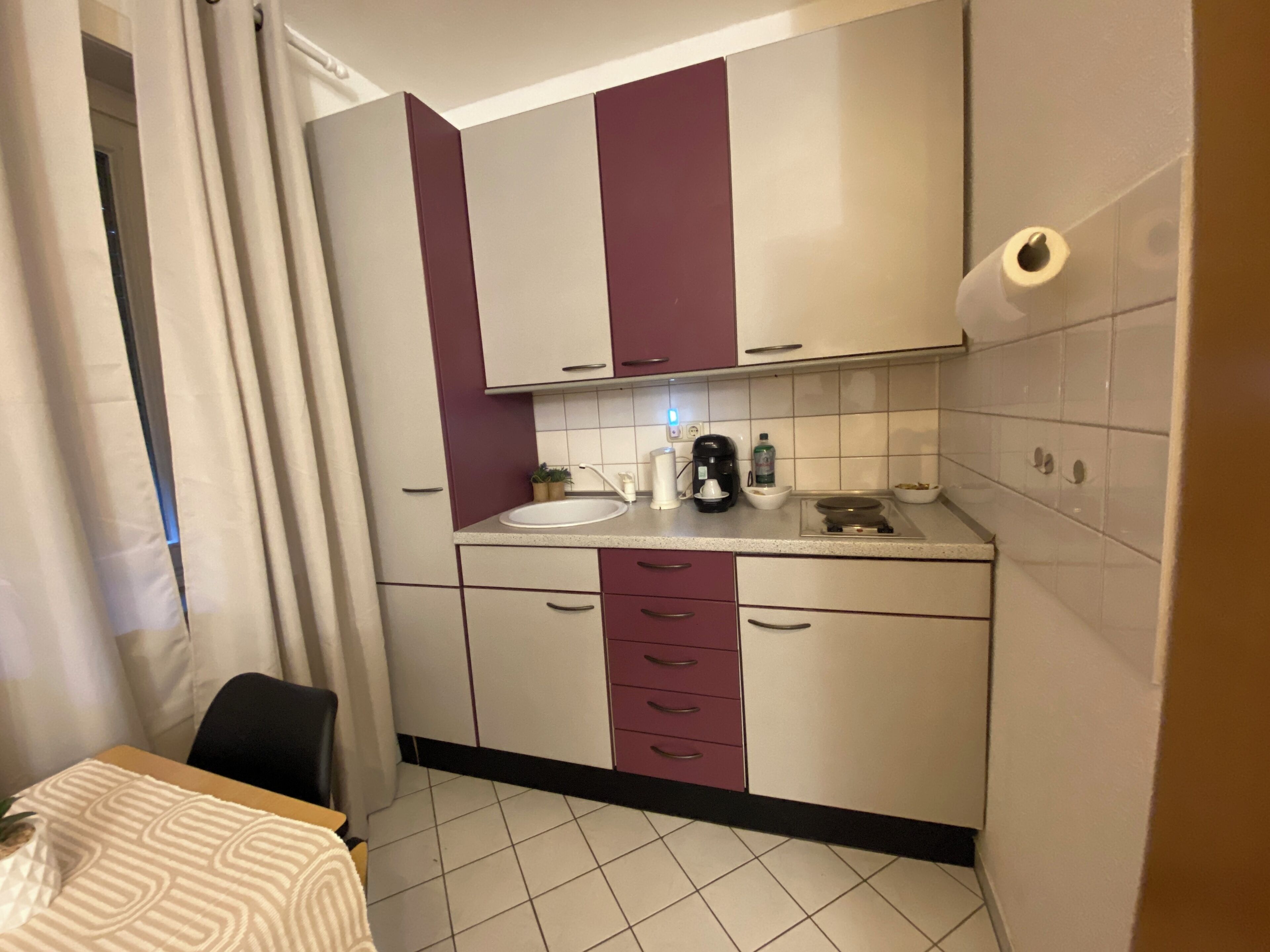 Kühlschrank, Herdplatte, Wasserkocher mit Kaffee-/Teezubehör