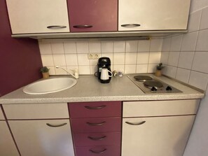 Kühlschrank, Herdplatte, Wasserkocher mit Kaffee-/Teezubehör