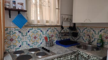 Refrigerador, microondas, parrilla de estufa y cafetera y tetera