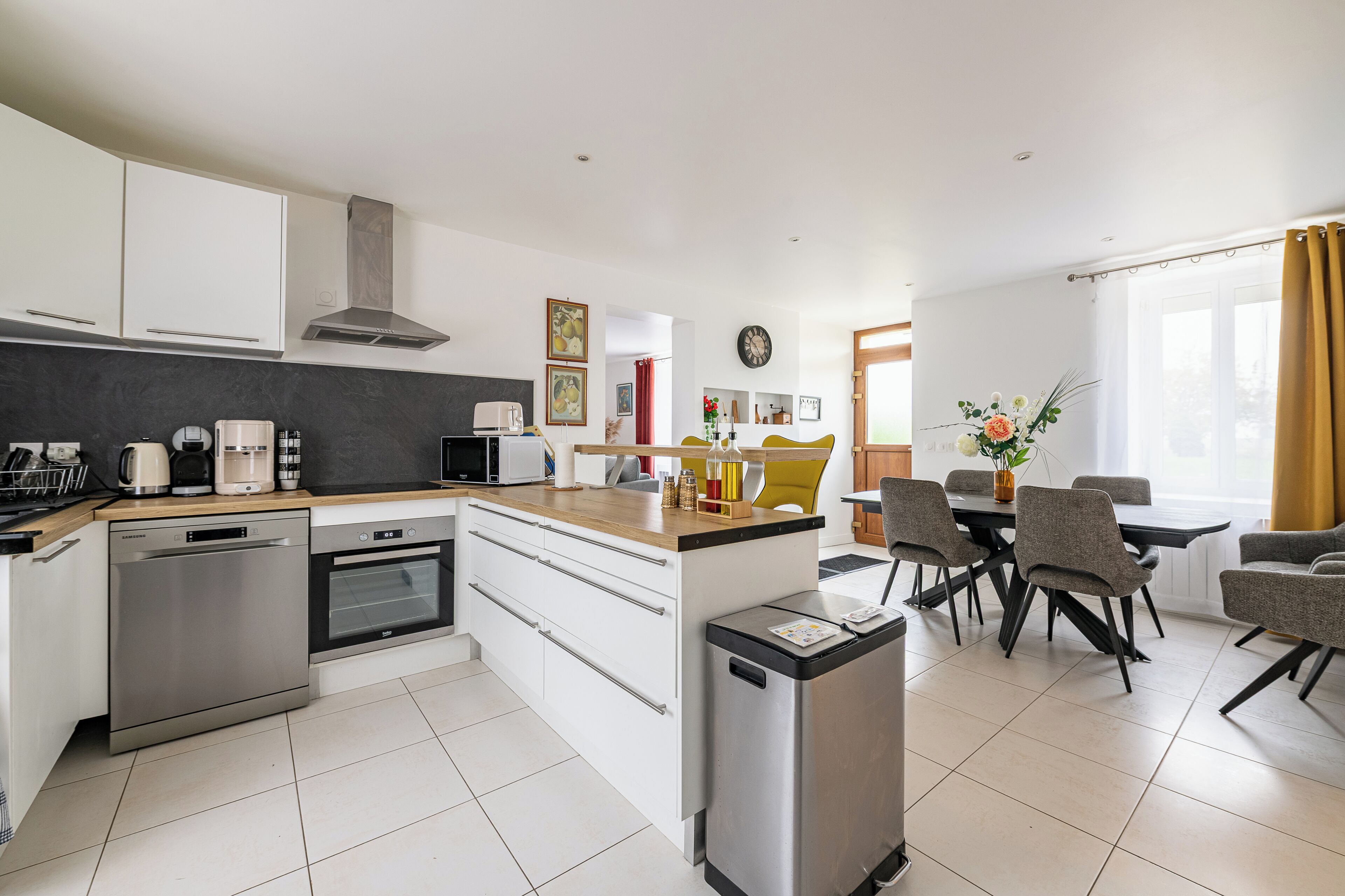 Microondas, horno, placa de cocina y lavavajillas