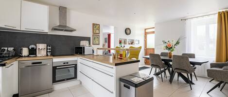 Micro-ondes, four, plaque de cuisson, lave-vaisselle