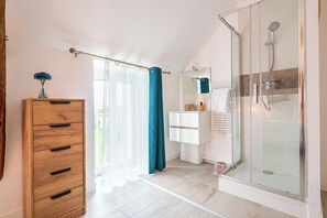 Dusche, Haartrockner, Handtücher