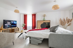 4 bedrooms, iron/ironing board, free WiFi, bed sheets