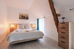 4 bedrooms, iron/ironing board, free WiFi, bed sheets