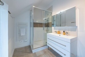 Shower, hair dryer, towels