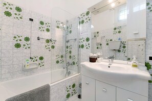 Douche, séchoir à cheveux, serviettes fournies