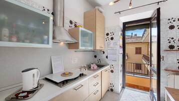 Een koelkast, een magnetron, een kookplaat