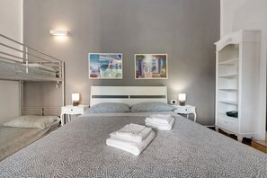 1 slaapkamer, een strijkplank/strijkijzer, gratis wifi, beddengoed