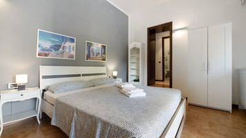 1 slaapkamer, een strijkplank/strijkijzer, gratis wifi, beddengoed