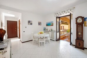 Dining - Apartment 'La Terrazza Di Basilio' with Lake View, Balcony and Wi-Fi (Olginate)