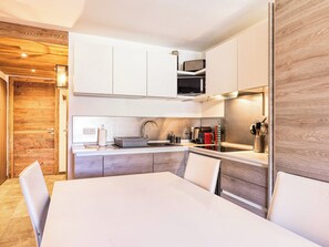 雪櫃、微波爐、焗爐、爐具