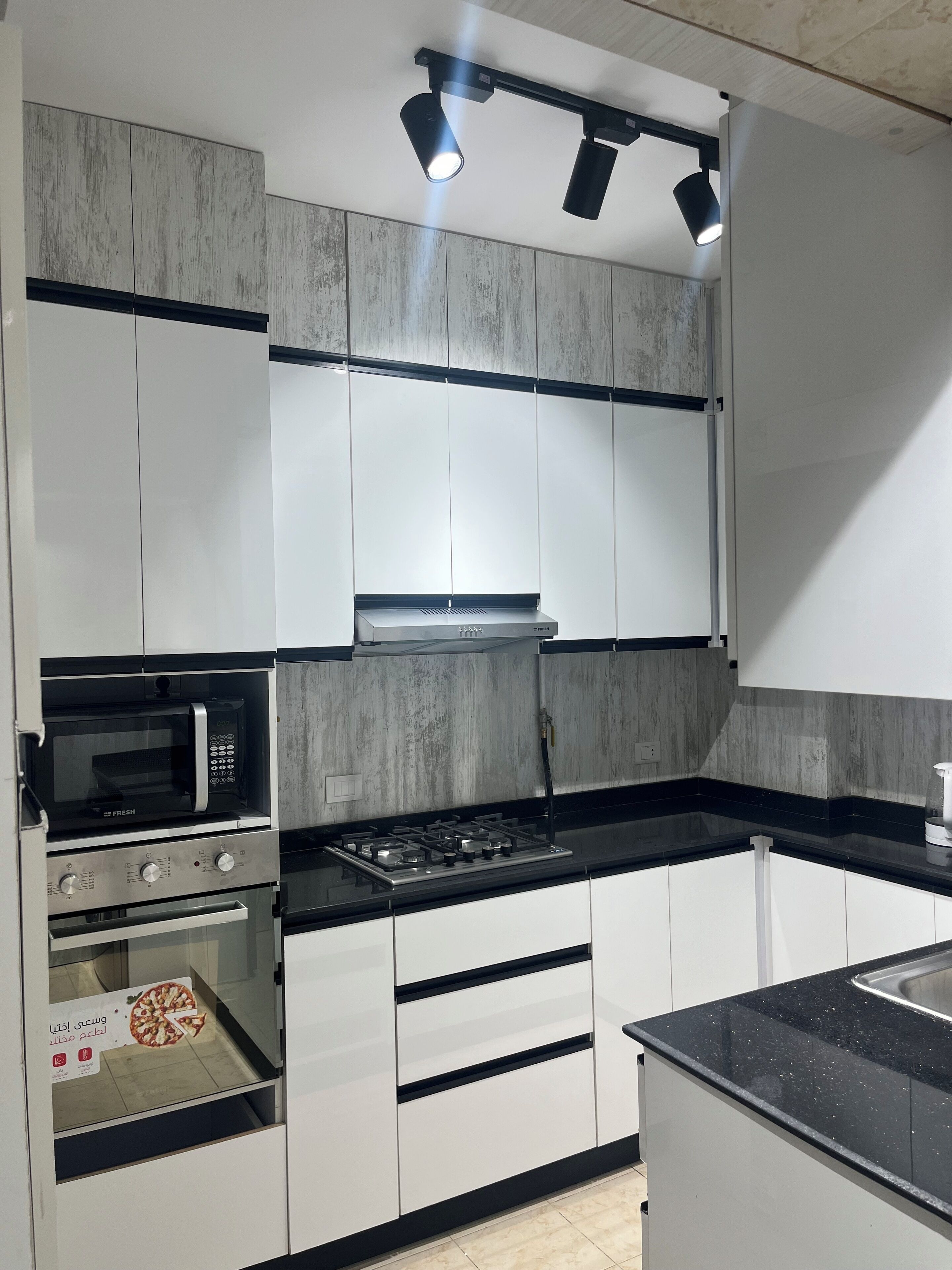 Kjøleskap, mikrobølgeovn, ovn og kokeplater