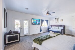 Room - Bright & Modern Oasis | Spa, Pool, 10min to Strip (Las Vegas)