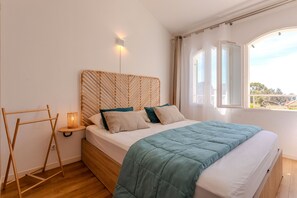 3 bedrooms, iron/ironing board, free WiFi, bed sheets - Holiday Home 'Cap Esterel Vue Mer' with Sea View, Wi-Fi and Air Conditioning (Saint-Raphaël)