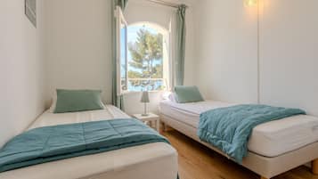 3 bedrooms, iron/ironing board, free WiFi, bed sheets