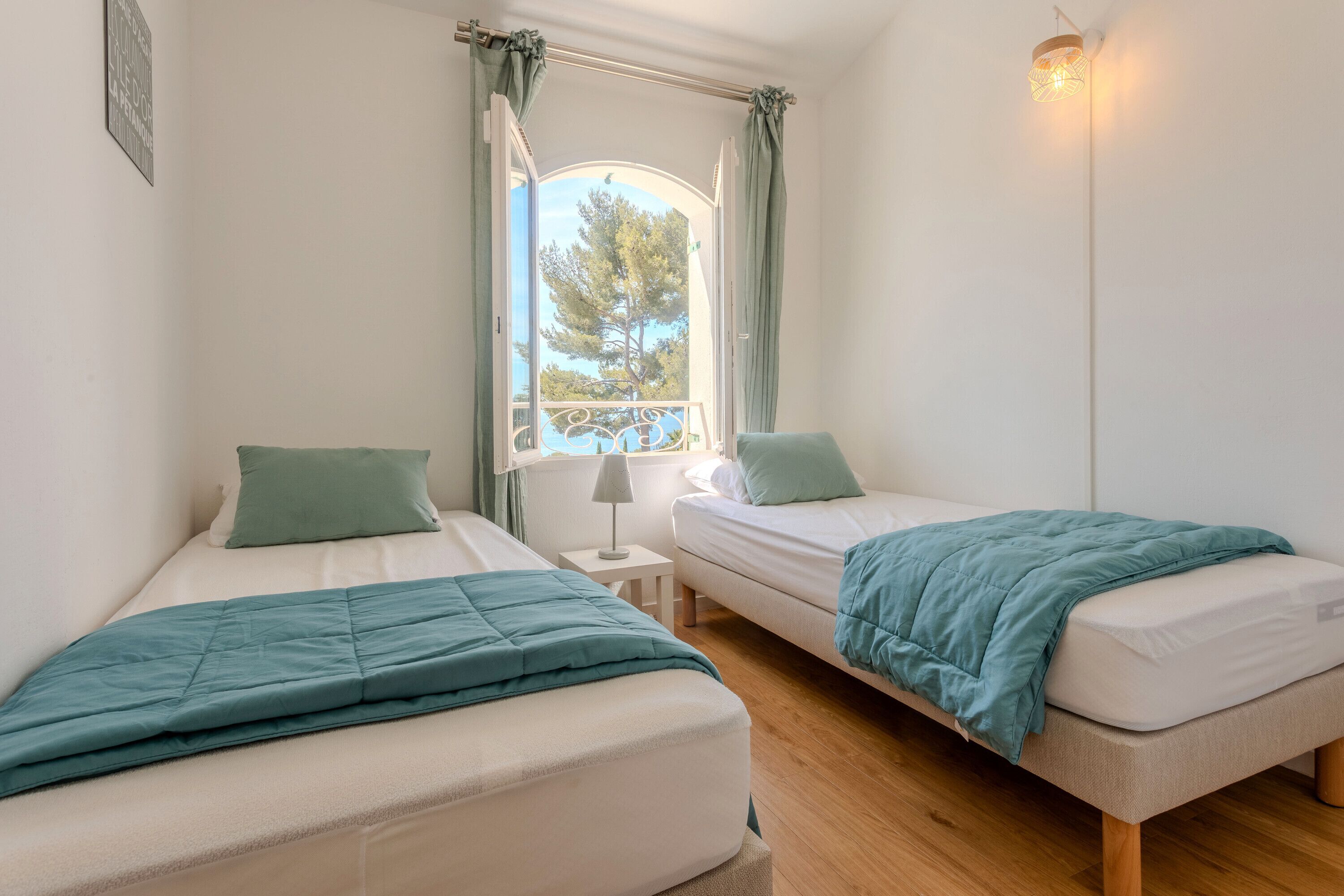 3 slaapkamers, een strijkplank/strijkijzer, gratis wifi, beddengoed