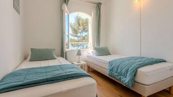 3 makuuhuonetta, silitysrauta/-lauta, ilmainen Wi-Fi, vuodevaatteet