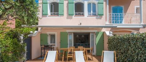 تناول الطعام بالخارج