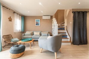 TV, table tennis - Holiday Home 'Cap Esterel Vue Mer' with Sea View, Wi-Fi and Air Conditioning (Saint-Raphaël)