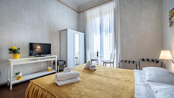 Habitación triple Deluxe, vista a la ciudad (Como) | Cortinas blackout, tabla de planchar con plancha y wifi gratis