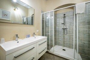 Deluxe Triple Room, City View (Catania) | Bathroom | Shower, hair dryer, slippers, towels -  La Loggia del Porcellino (Florence)