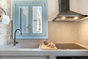 Réfrigérateur, four, plaque de cuisson, cafetière/bouilloire