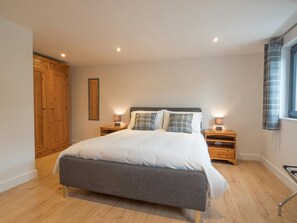 3 室のベッドルーム、WiFi (無料)、ベッドシーツ