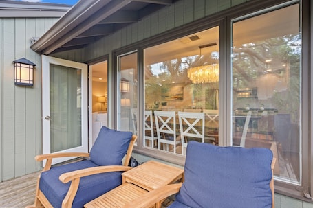 Outdoor dining. Fairway Oaks Villa! Lagoon views! Short 5-7 minute stroll to the beach!