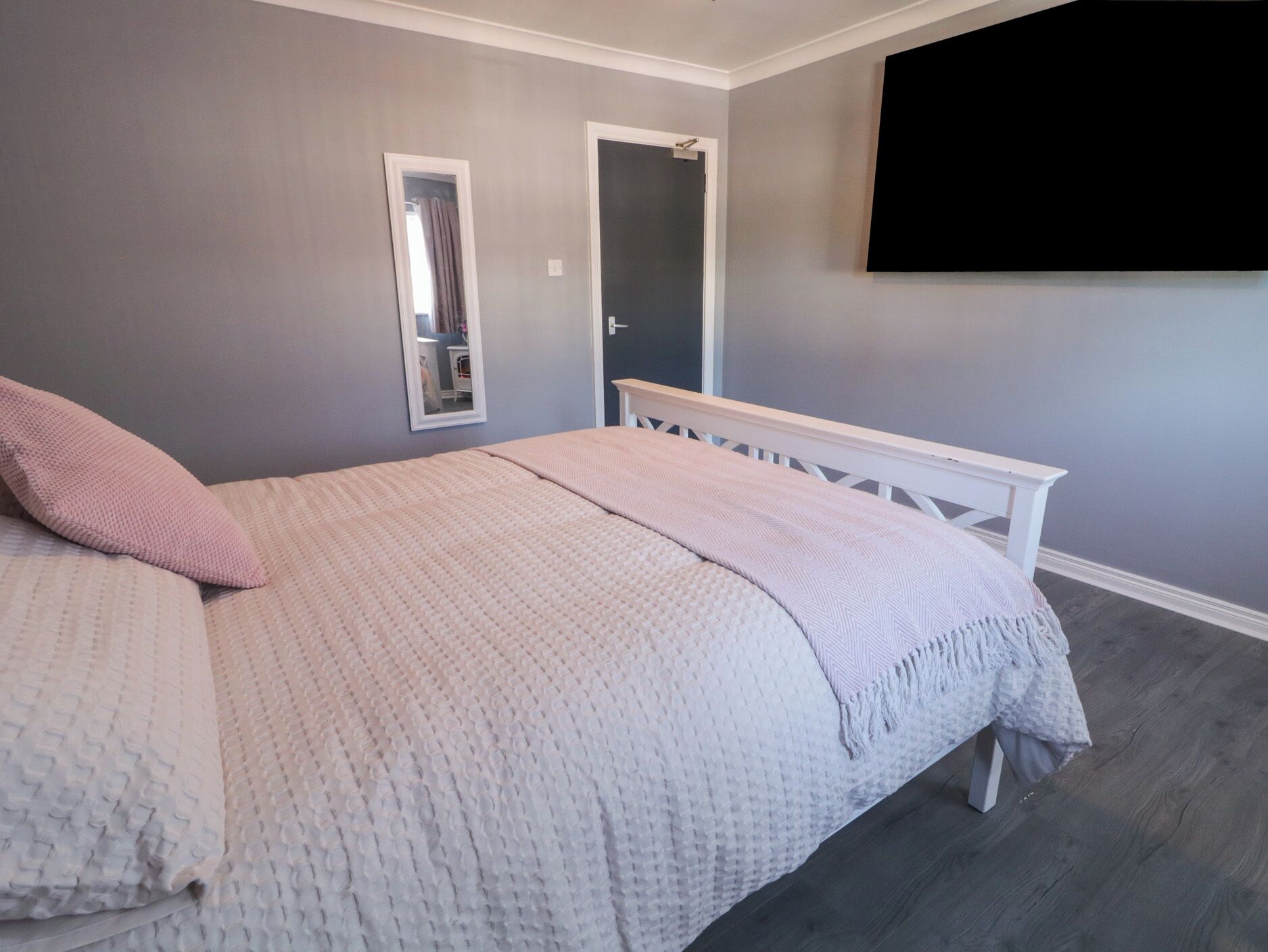 2 عدّة غرف نوم وبديكورات فريدة لكل غرفة وطراز فريد لكل وحدة