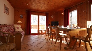 Dining - Apartment 'Alpaga 8' with Private Terrace, Shared Garden and Wi-Fi (Bonneval-sur-Arc)