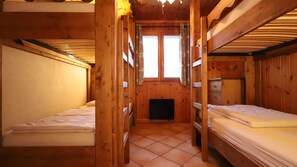 3 slaapkamers, een strijkplank/strijkijzer, gratis wifi, beddengoed