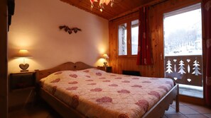 3 makuuhuonetta, silitysrauta/-lauta, ilmainen Wi-Fi, vuodevaatteet