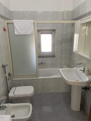 Hair dryer, bidet, towels, soap - BUONARROTI HOME, comfortable, few steps from beach and center (Pozzallo)