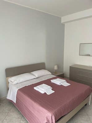 2 bedrooms, iron/ironing board, bed sheets