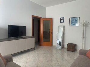 Smart TV - BUONARROTI HOME, comfortable, few steps from beach and center (Pozzallo)