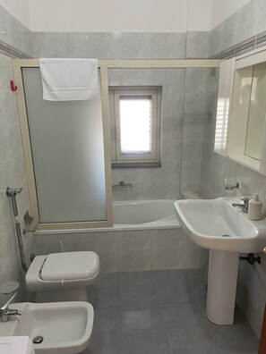 Sèche-cheveux, bidet, serviettes fournies, savon