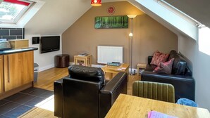 A cozy loft apartment with a kitchen, dining area, and living space. - Lauras Loft - UK49740 (Greetham, near Horncastle)