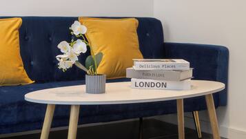 Apartamento, vistas al jardín | Zona de estar | Smart TV de 40 pulgadas con canales digitales