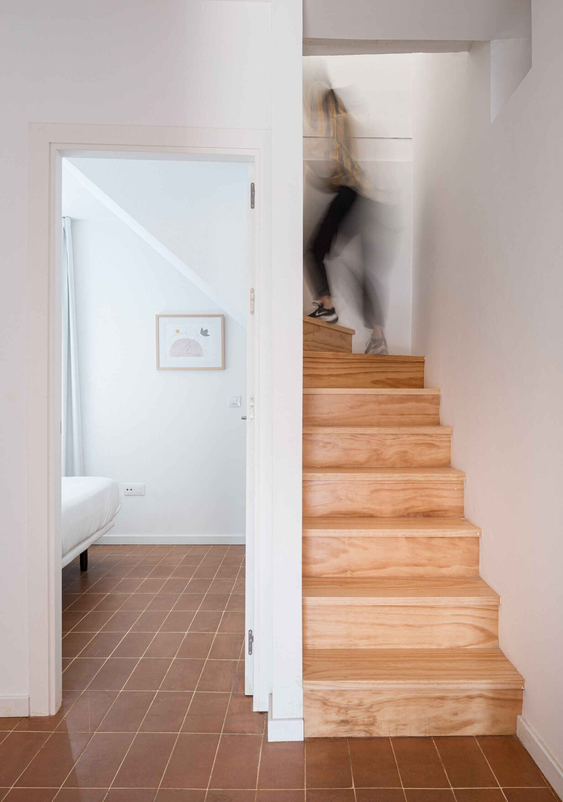 Una escalera de madera con peldaños que conducen a un rellano.