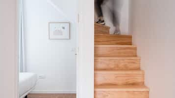 Una escalera de madera con peldaños que conducen a un rellano.