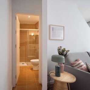 Appartement, 1 chambre | Salle de bain | Douche, serviettes fournies, savon, shampooing