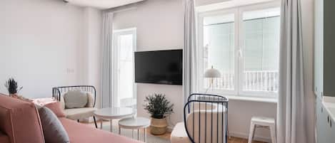 Appartement, 3 chambres | Aire de séjour | Téléviseur connecté de 50 cm avec télévision par cùble