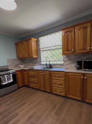 Refrigerador, microondas, horno y parrilla de estufa 