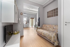 TV - Apartment 'Di Pina' with Private Terrace, Shared Garden and Air Conditioning (Sant'Antioco)