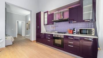 Køleskab, mikrobølgeovn, ovn, kogeplade