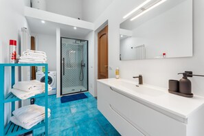 Douche, sèche-cheveux, serviettes fournies