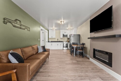 The Pit Stop - Car Themed Apartment in Blackfoot