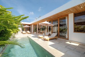 Piscine extérieure, chaises longues